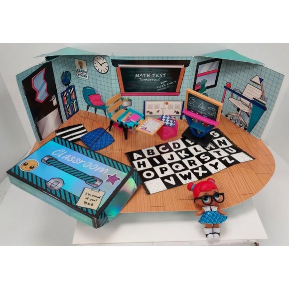 Class Room L.O.L. Surprise Teacher's Pet Series 3 Furniture Doll & Playset - Picture 1 of 3